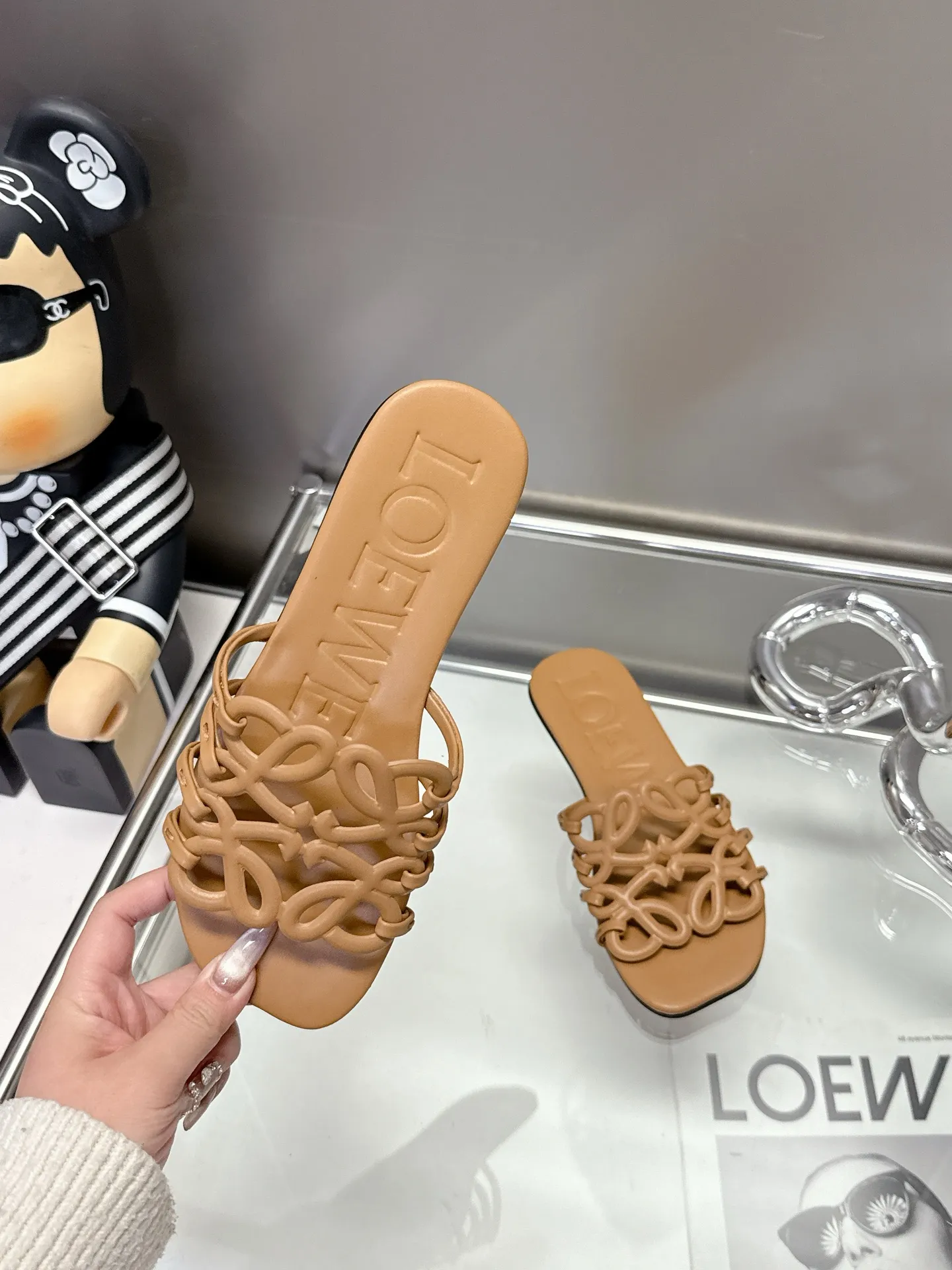👟👟Ex-factory price 460👟👟 Leather injection molded non-slip outsole. Code number 35-40! LOEWE 25ss new slippers for spring and summer, the crazy simple design feels cleaner and more elegant, which will make you miss it. The color is also very attractive and beautiful, and the moment you put it on your feet, you are full of temperament and aura, you are simply invincible, handsome and stylish!
